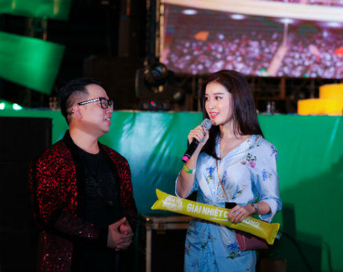 Sơn Tùng M-TP nhận được món quà đầy bất ngờ trên sân khấu “Mùa hè không độ”