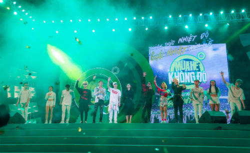 Sơn Tùng M-TP nhận được món quà đầy bất ngờ trên sân khấu “Mùa hè không độ”