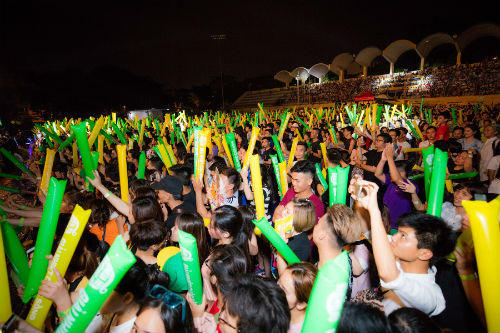 Sơn Tùng M-TP nhận được món quà đầy bất ngờ trên sân khấu “Mùa hè không độ”