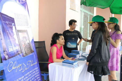 Sơn Tùng M-TP nhận được món quà đầy bất ngờ trên sân khấu “Mùa hè không độ”