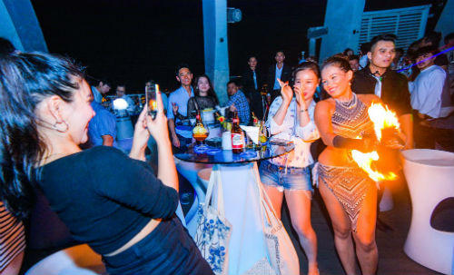 Sôi động trọn từng phút giây cùng "dạ tiệc trắng" tại SKY36 Đà Nẵng