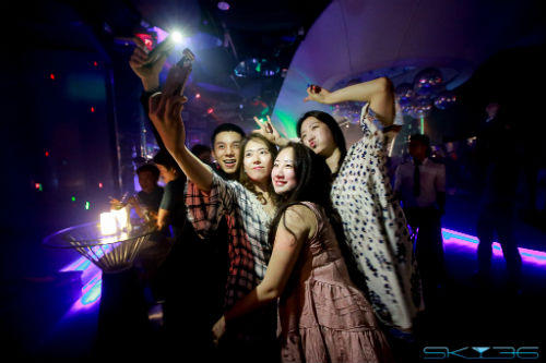 Sôi động trọn từng phút giây cùng "dạ tiệc trắng" tại SKY36 Đà Nẵng