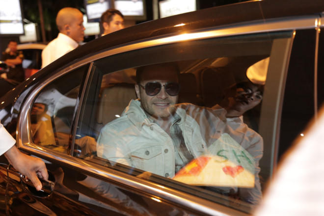 Cựu thành viên Weslife thân thiện với fan khi đến Sài Gòn