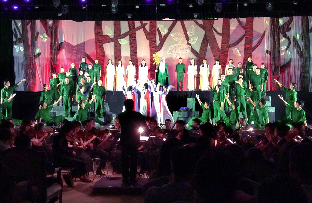 Nhạc kịch “Lá đỏ” viết tiếp trang sử hào hùng