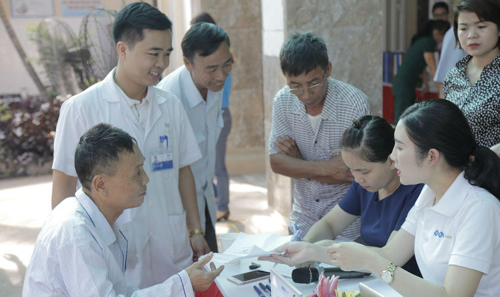 FLC phối hợp cùng Bệnh viện Hà Thành thăm khám và tặng quà người có công với cách mạng tại Vĩnh Tường