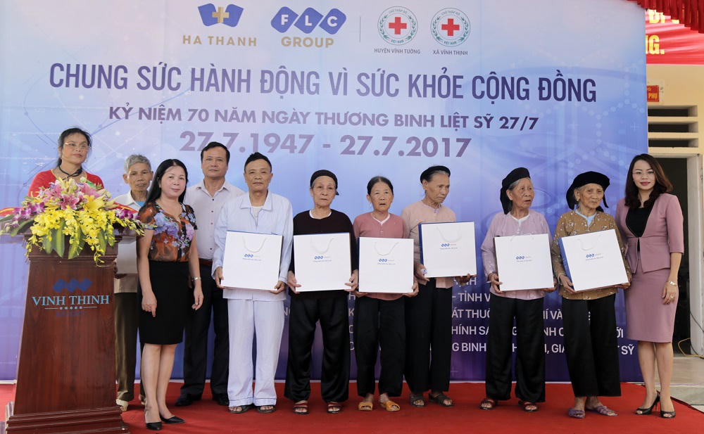FLC phối hợp cùng Bệnh viện Hà Thành thăm khám và tặng quà người có công với cách mạng tại Vĩnh Tường