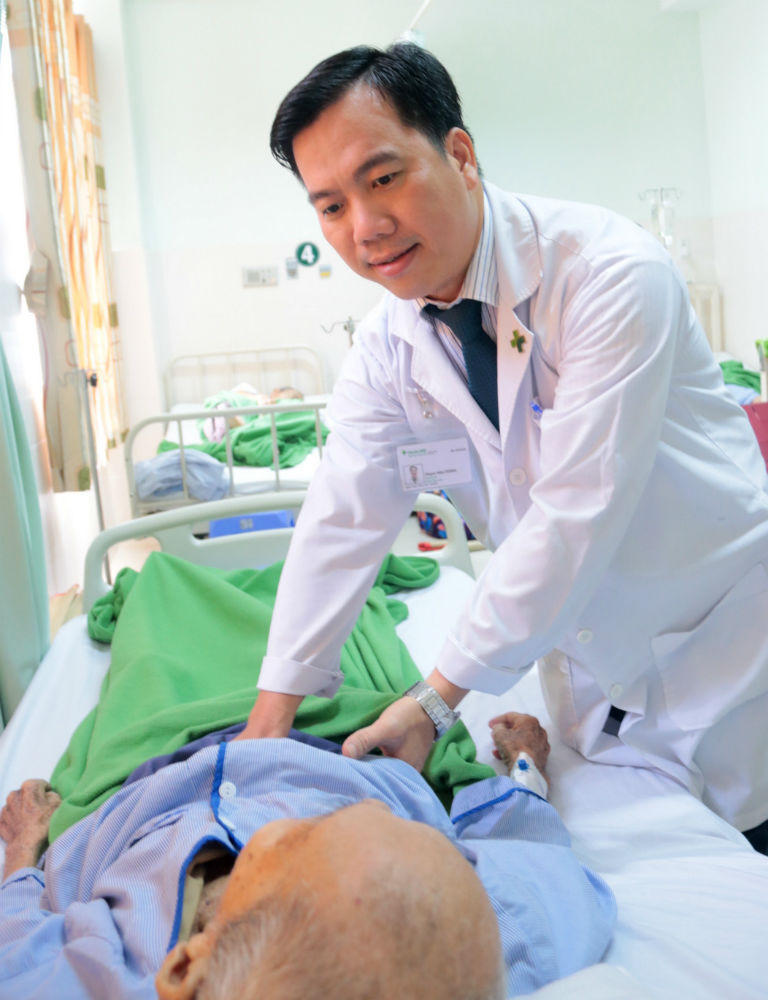 Cần Thơ: Cứu sống cụ ông trên 100 tuổi bị hẹp môn vị do ung thư xâm lấn