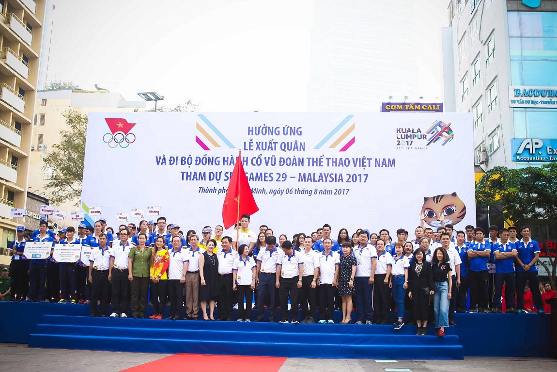 Hàng ngàn người “phủ xanh” phố đi bộ cổ vũ Đoàn Thể thao Việt Nam