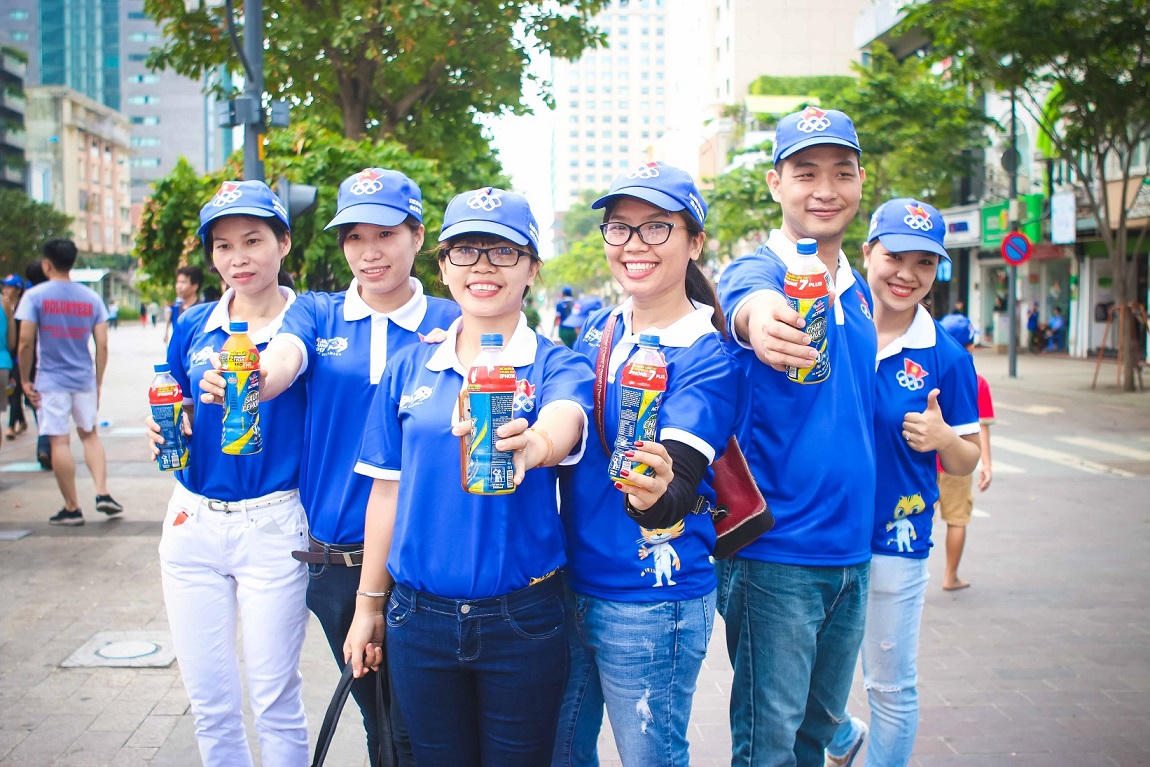 Hàng ngàn người “phủ xanh” phố đi bộ cổ vũ Đoàn Thể thao Việt Nam