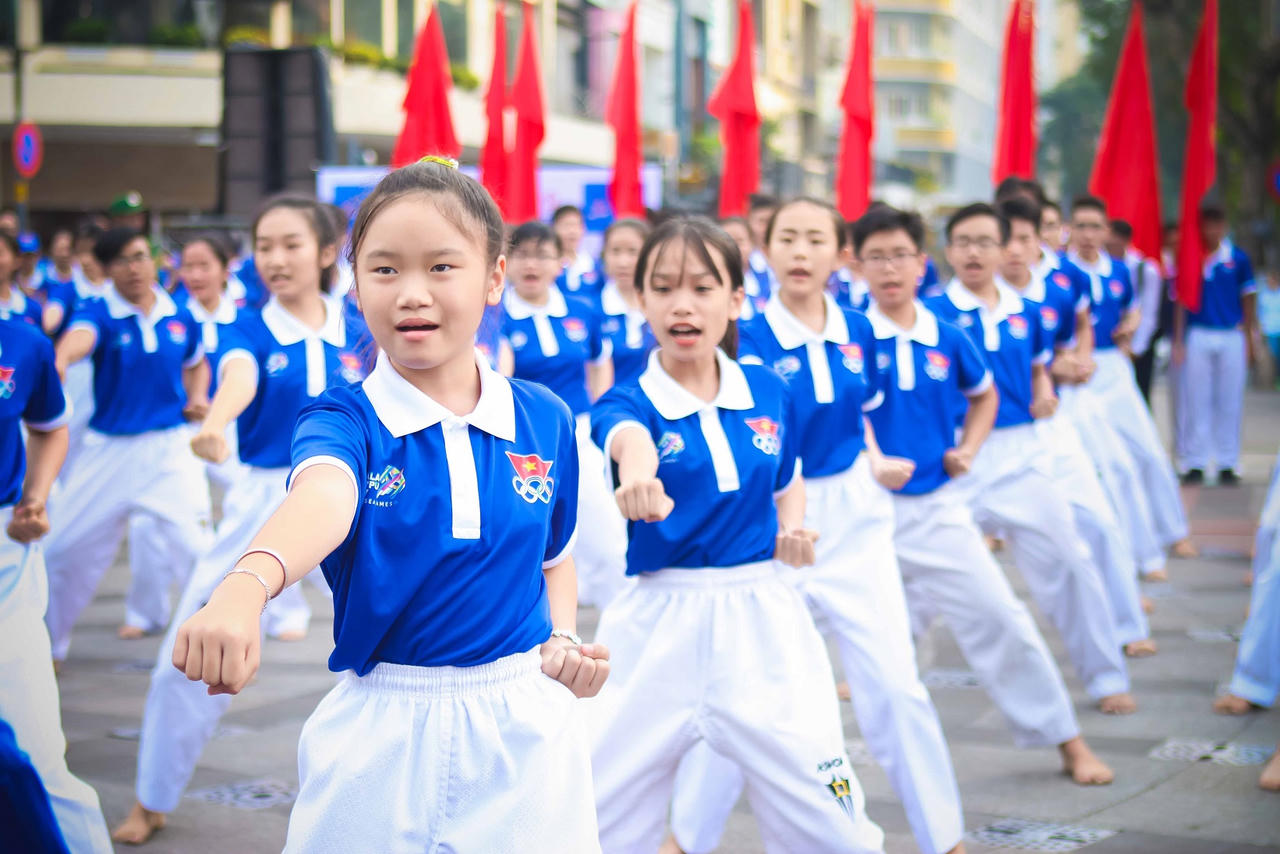 Hàng ngàn người “phủ xanh” phố đi bộ cổ vũ Đoàn Thể thao Việt Nam