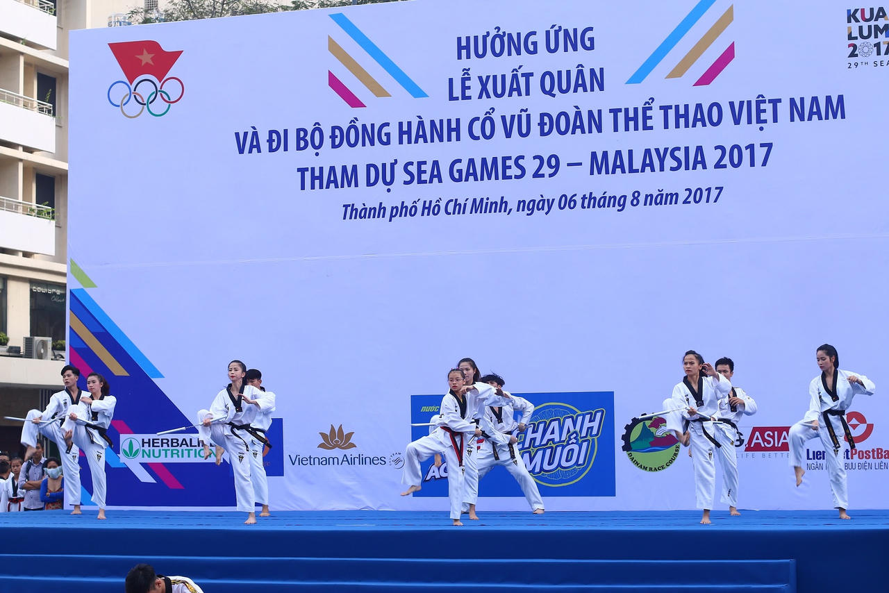 Hàng ngàn người “phủ xanh” phố đi bộ cổ vũ Đoàn Thể thao Việt Nam