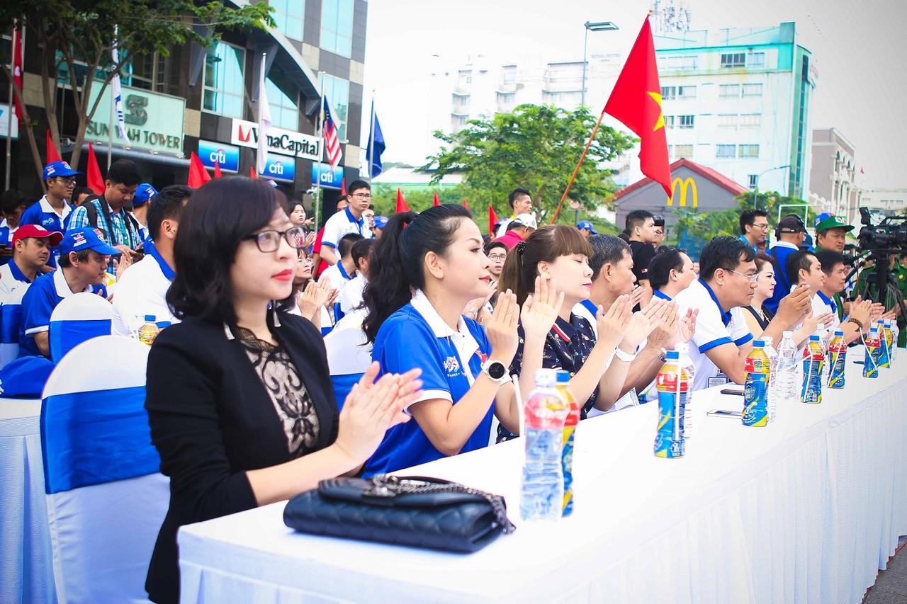 Hàng ngàn người “phủ xanh” phố đi bộ cổ vũ Đoàn Thể thao Việt Nam