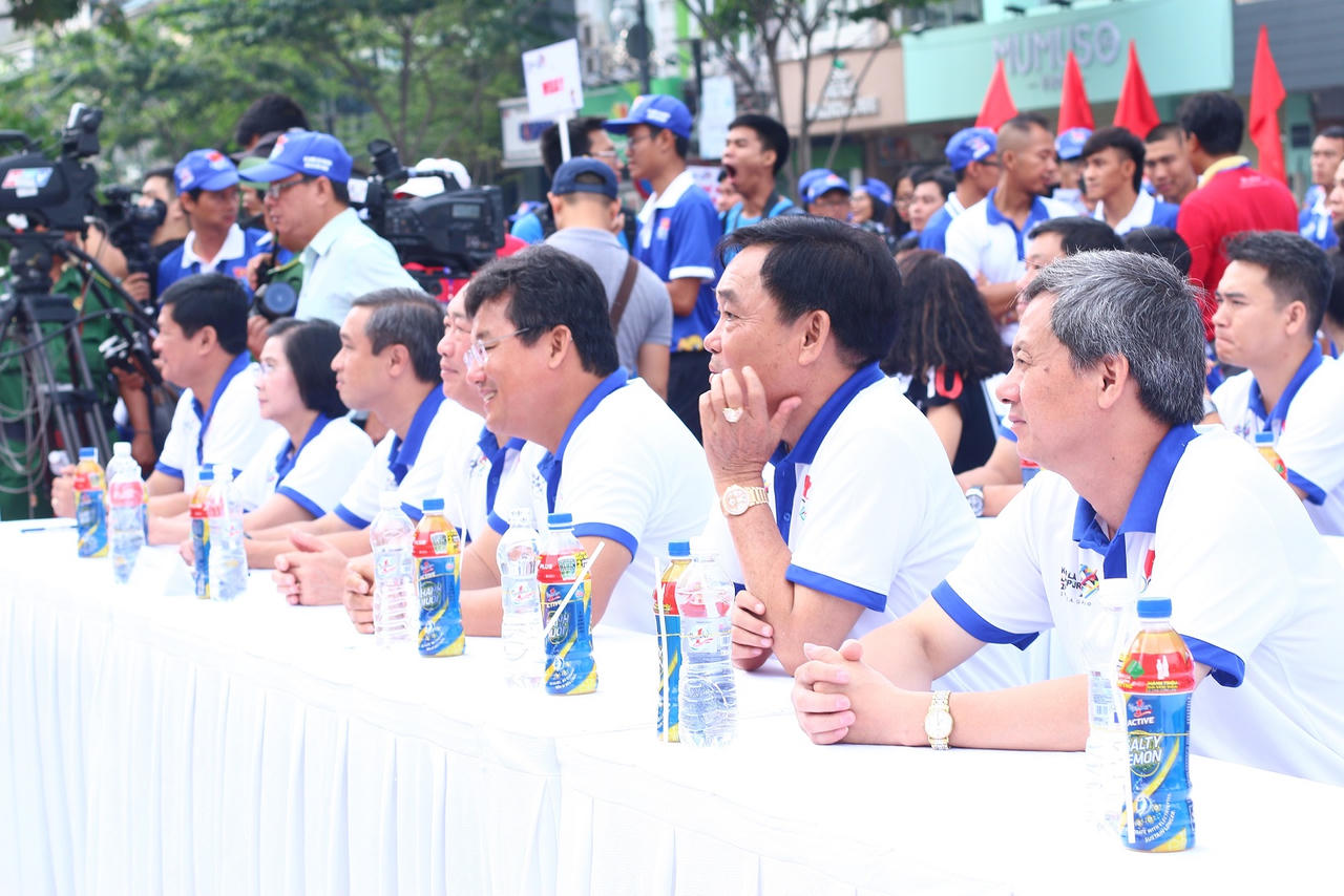 Hàng ngàn người “phủ xanh” phố đi bộ cổ vũ Đoàn Thể thao Việt Nam