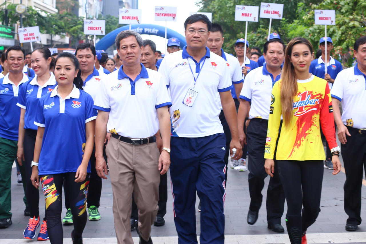 Hàng ngàn người “phủ xanh” phố đi bộ cổ vũ Đoàn Thể thao Việt Nam