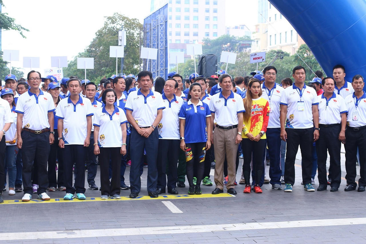 Hàng ngàn người “phủ xanh” phố đi bộ cổ vũ Đoàn Thể thao Việt Nam