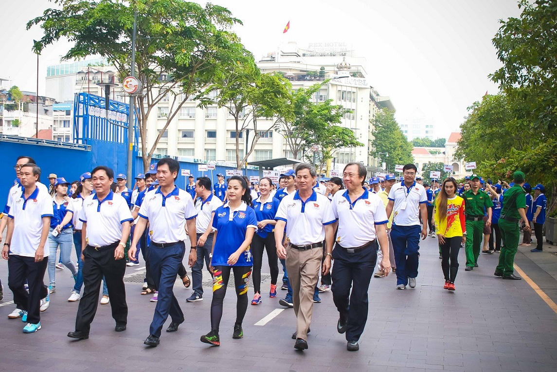 Hàng ngàn người “phủ xanh” phố đi bộ cổ vũ Đoàn Thể thao Việt Nam