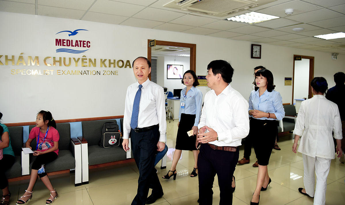 Thứ trưởng Bộ Y tế thăm và làm việc tại Phòng khám Đa khoa MEDLATEC