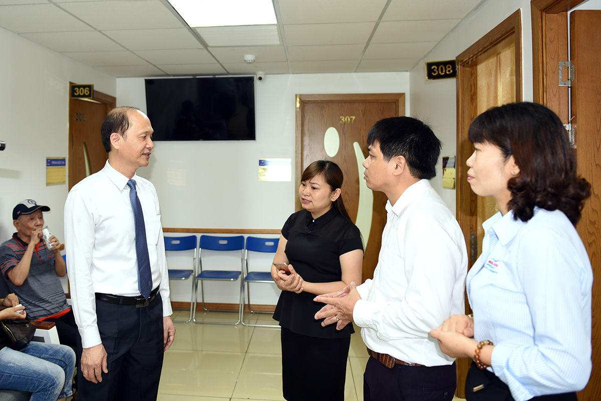 Thứ trưởng Bộ Y tế thăm và làm việc tại Phòng khám Đa khoa MEDLATEC