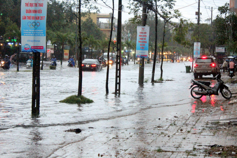 Cần Thơ: Nước ngập lênh láng do mưa lớn kéo dài nhiều giờ liền