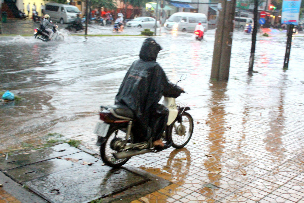 Cần Thơ: Nước ngập lênh láng do mưa lớn kéo dài nhiều giờ liền