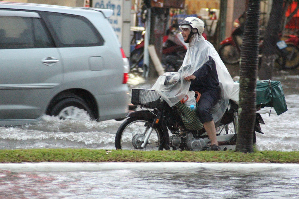 Cần Thơ: Nước ngập lênh láng do mưa lớn kéo dài nhiều giờ liền