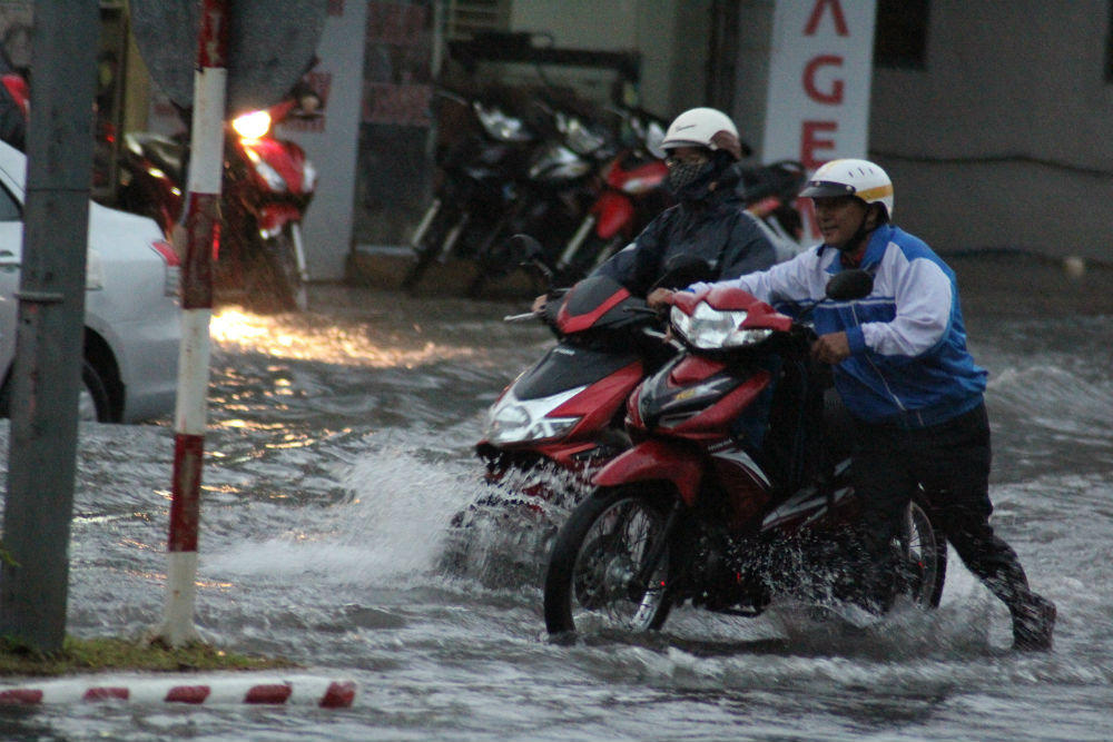 Cần Thơ: Nước ngập lênh láng do mưa lớn kéo dài nhiều giờ liền