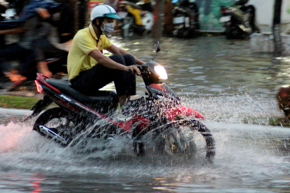 Cần Thơ: Nước ngập lênh láng do mưa lớn kéo dài nhiều giờ liền