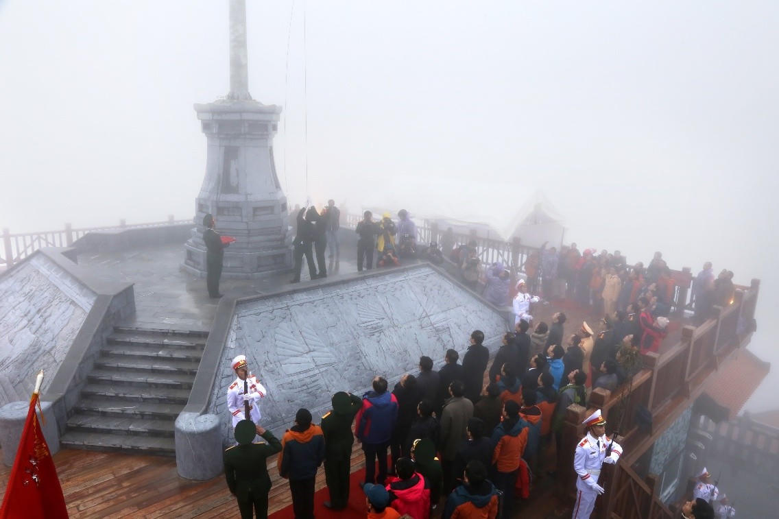 Chinh phục đỉnh Fansipan, ngắm cột cờ cao nhất Đông Dương