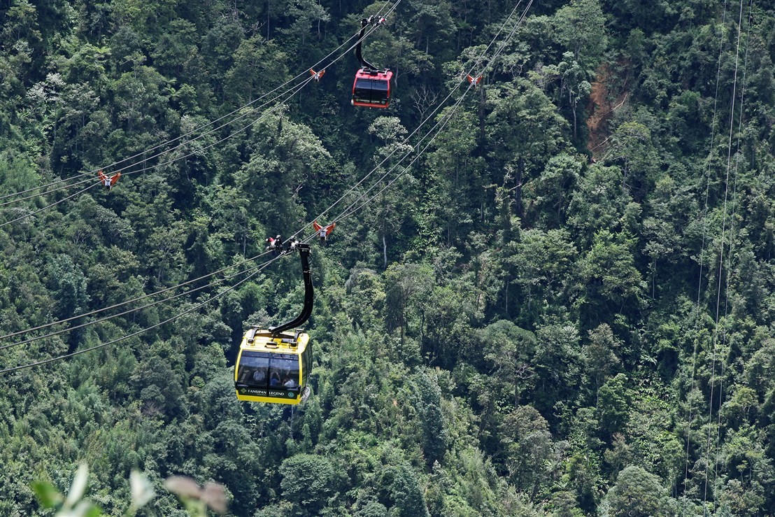 Chinh phục đỉnh Fansipan, ngắm cột cờ cao nhất Đông Dương