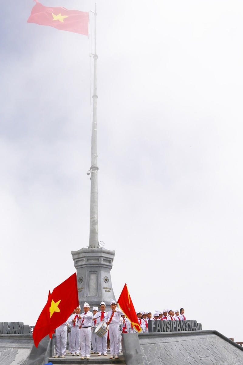 Chinh phục đỉnh Fansipan, ngắm cột cờ cao nhất Đông Dương