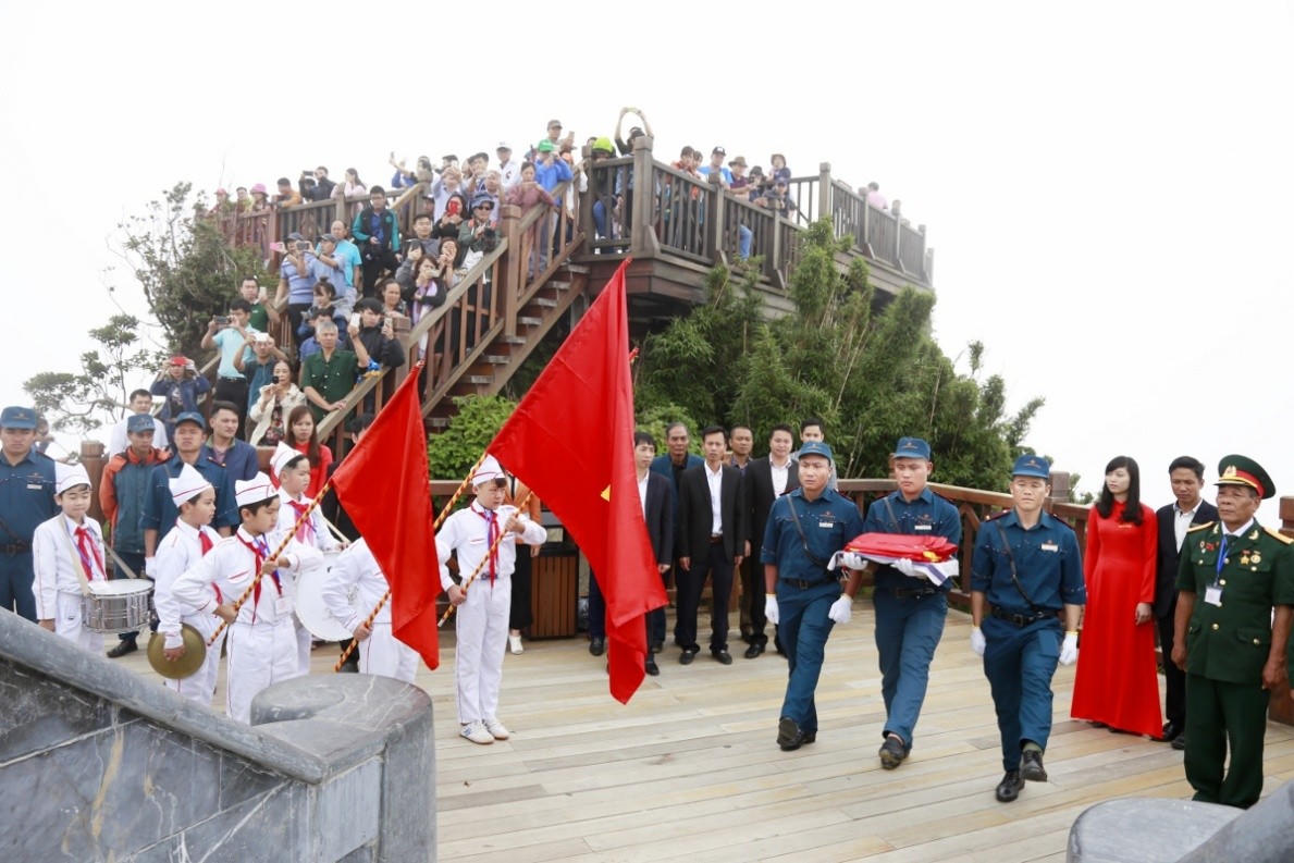 Chinh phục đỉnh Fansipan, ngắm cột cờ cao nhất Đông Dương