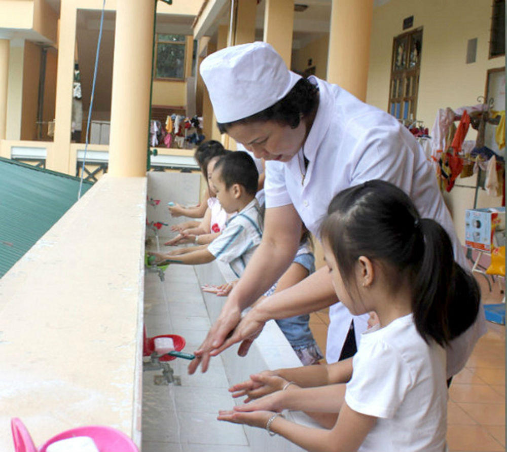 Cha mẹ canh cánh nỗi lo dịch bệnh trong mùa tựu trường