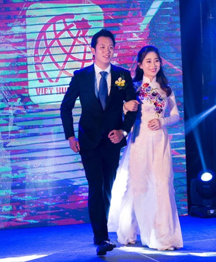 Kim Phát - Việt Hưng Phát tỏa sáng cùng áo dài của Nhà thiết kế nổi tiếng Đinh Văn Thơ