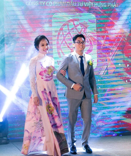 Kim Phát - Việt Hưng Phát tỏa sáng cùng áo dài của Nhà thiết kế nổi tiếng Đinh Văn Thơ