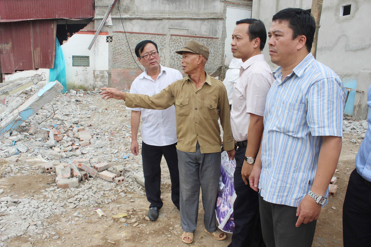 Thứ trưởng Trần Tiến Dũng thăm và tặng quà đồng bào bị lũ lụt tại Yên Bái và Sơn La