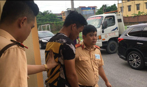 Bắt khẩn cấp tài xế "xe điên" chống đối, tấn công cảnh sát giao thông