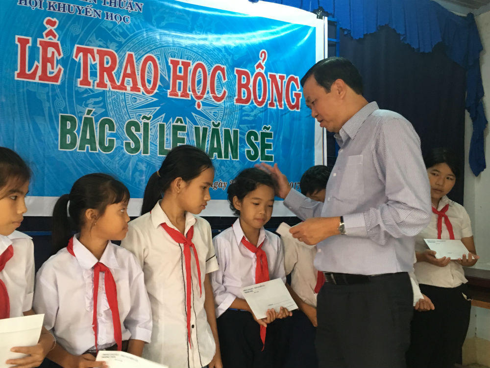 Học sinh quê nghèo được trao học bổng bác sĩ Lê Văn Sẽ
