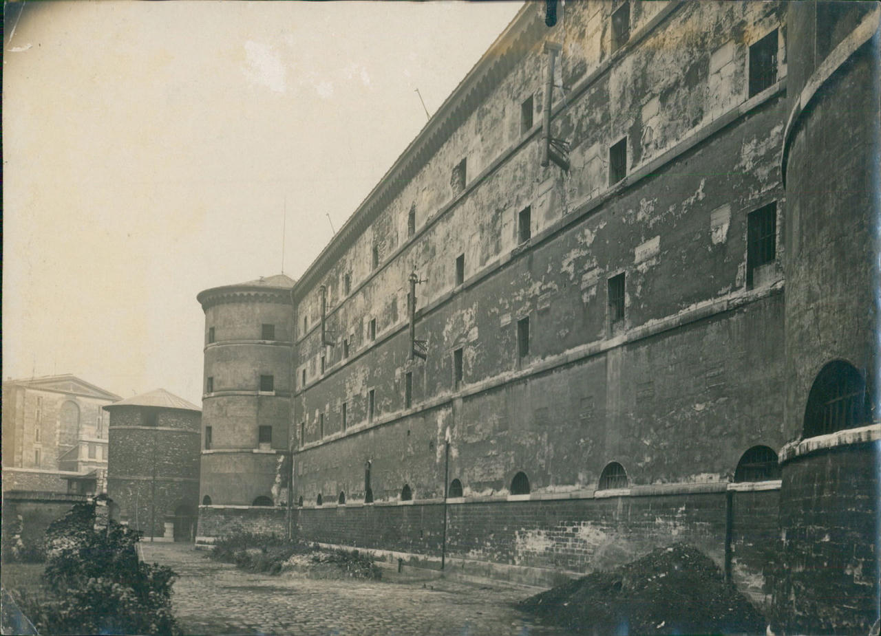 Biệt giam trẻ hư, “vết đen” sai lầm trong cổ luật Pháp