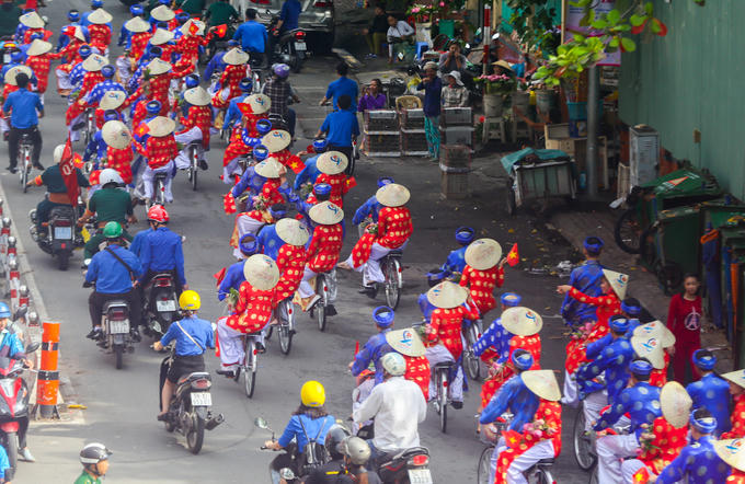 100 chú rể rước dâu bằng xe đạp ở Sài Gòn