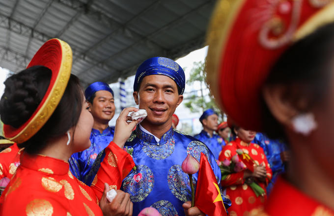 100 chú rể rước dâu bằng xe đạp ở Sài Gòn