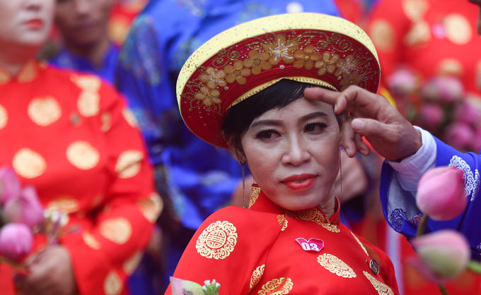 100 chú rể rước dâu bằng xe đạp ở Sài Gòn