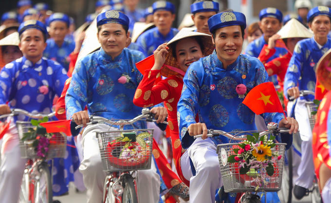 100 chú rể rước dâu bằng xe đạp ở Sài Gòn