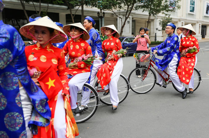 100 chú rể rước dâu bằng xe đạp ở Sài Gòn