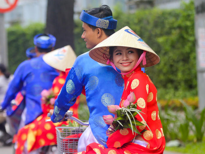 100 chú rể rước dâu bằng xe đạp ở Sài Gòn