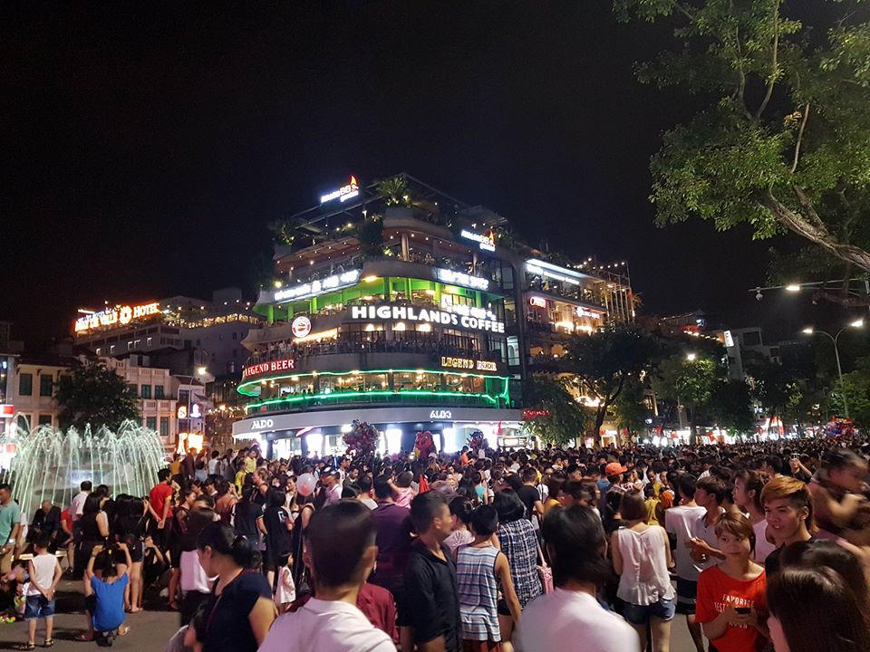 Phố cổ đông nghẹt trong buổi tối ngày lễ Quốc khánh 2/9