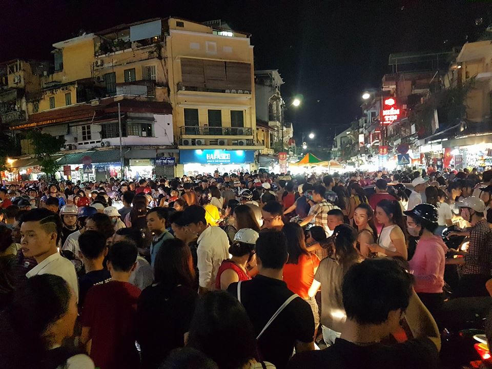 Phố cổ đông nghẹt trong buổi tối ngày lễ Quốc khánh 2/9