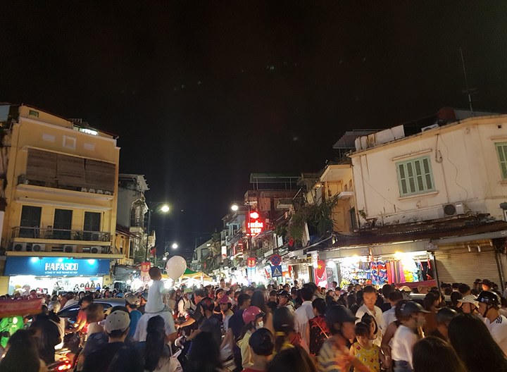 Phố cổ đông nghẹt trong buổi tối ngày lễ Quốc khánh 2/9