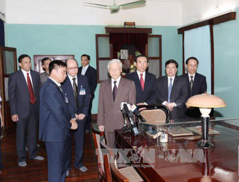 Tổng bí thư dâng hương tưởng niệm Bác Hồ