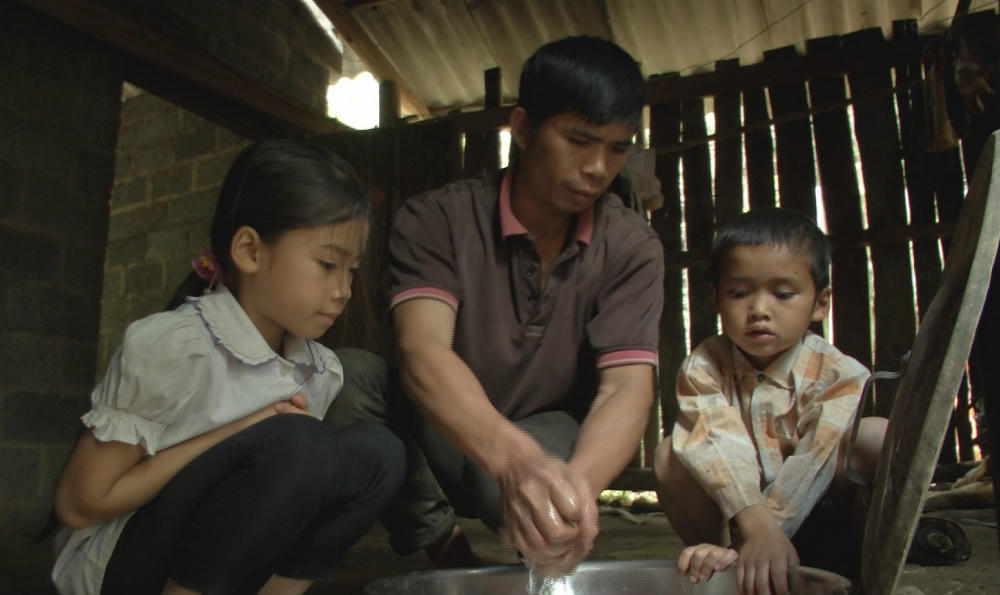 Người cha nghèo một mình gồng gánh nuôi hai con nhỏ