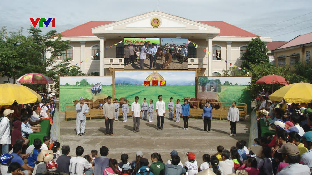 Người cha nghèo một mình gồng gánh nuôi hai con nhỏ